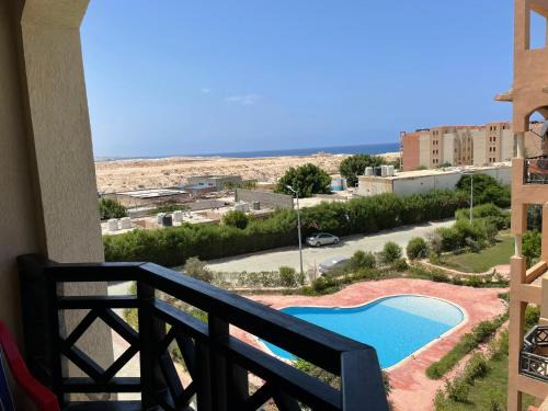 Alexandria - Mediterranean Coast Apartment | شالية بالرووف غرفتيين مكييف للأيجار بقرية ايماريتس هايتس بالساحل الشمالي - A chalet with a rooftop and two air-conditioned bedrooms for rent in Emirates Heights , North Coast