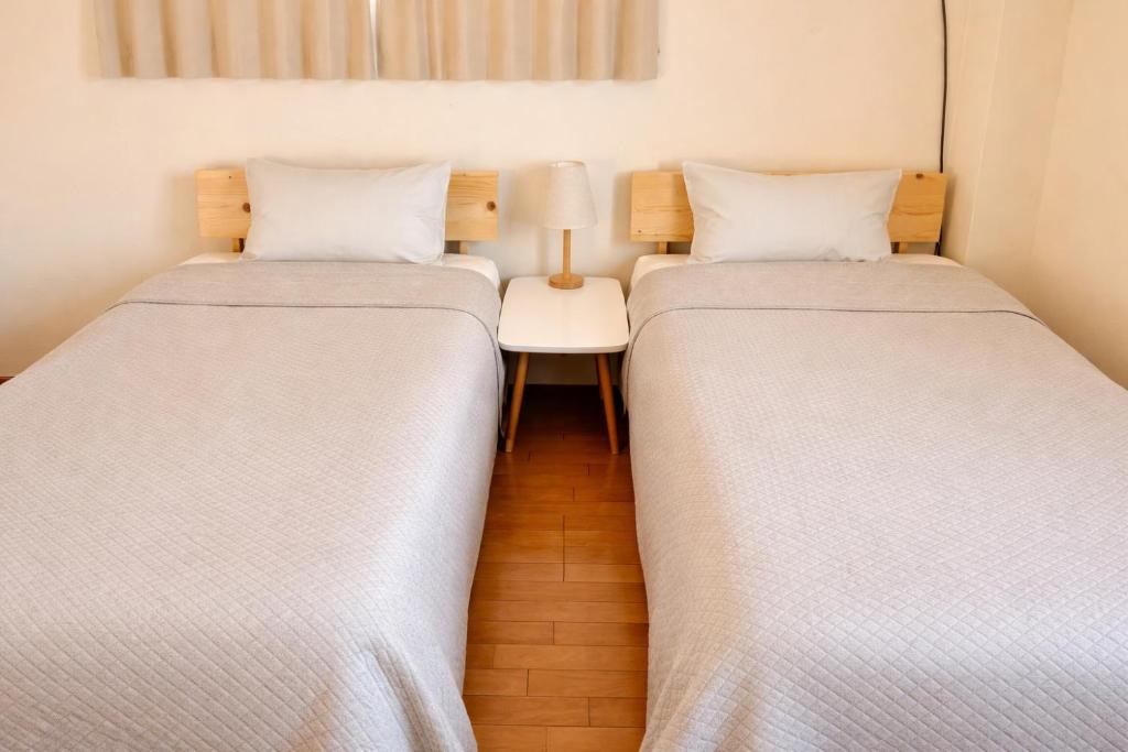 Ainan-cho Apartment | "たっきゅうミニホテル" "Takkyu mini hotel" 四国愛媛の宿-二階貸切-連泊割-バス停0分-ベッド8
