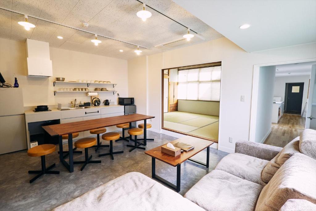 Ryuga Onsen Apartment | 「まちのオアシス」STAY UWU 005 空を眺める半露天風呂