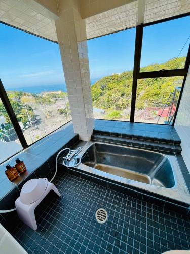 Tsubaki Onsen House | まるごと貸切別荘 全部屋海を眺める炭火BBQ 温水プール付き 白良浜車3分、千畳敷、三段壁徒歩圏