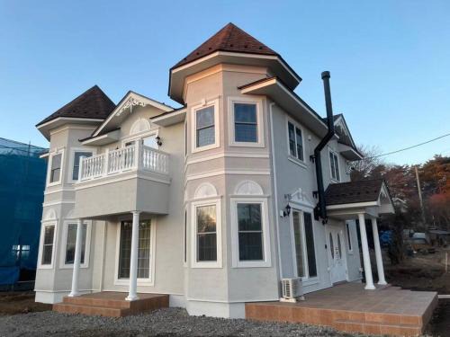 Oiwake Villa | イギリスクイーンアンスタイル 軽井沢高級貸別荘 薪ストーブあり