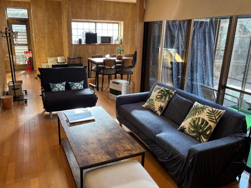 Tsuru House | コテージ鹿留スマプロハウス ペットと泊まれる一棟貸し 富士急まで20分 2階建て3LDK最大8名 Wi-Fi完備