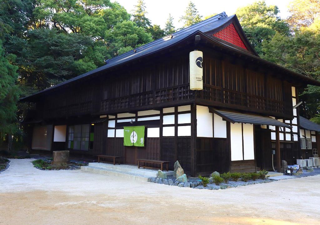 Koga Apartment | 伝統とモダンが溶け合う侍ルーツの古民家 kominka翠 sui