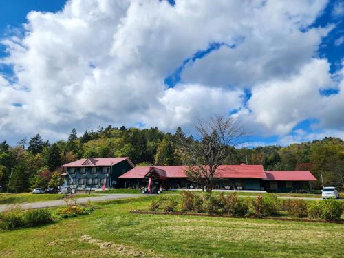 Shimukappu Hotel | 占冠湯の沢温泉森の四季