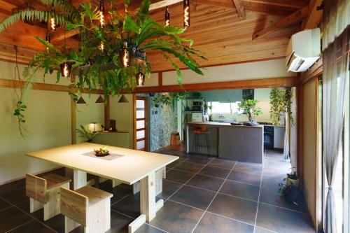Tatsugo Villa | 国立公園の山裾で自然にポツン 草本