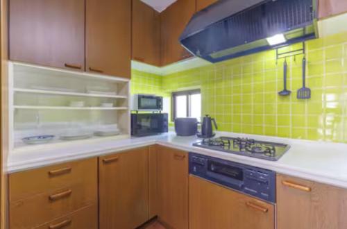 Naha City Centre Apartment | 国際通りまで 7分最大12名那覇中心部那覇空港まで車で10分 駅徒歩4分の好立地周辺に飲食店多数Urban Retreat