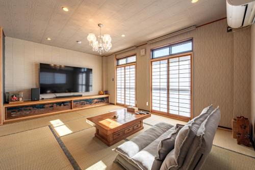 Okazaki Apartment | 城下町ステイ岡崎OkazakiCastleView 岡崎城を一望 テラス付和モダン1LDK 85インチTV 最大6名