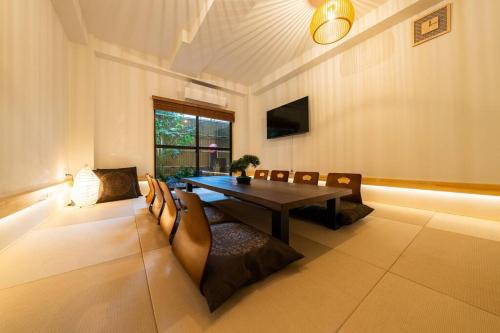 Nishi Villa | 実れい 疲れを癒す日本庭園と大きなリビング 寝室6 ベッド13 トイレ3 お風呂2台
