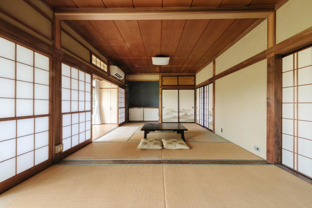 Kitakata House | 家主滞在型ゲストハウス椿荘