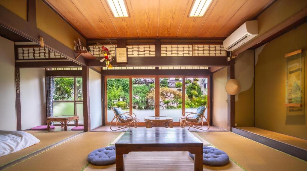 Hikone House | 彦根城下 日本庭園の宿 Historic Samurai Residence