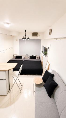 Higashi Apartment | 札幌駅徒歩5分 大通公園 雪まつりすすきの徒歩圏 ワイドキングベッド ホテルライク空間 最大5名 ラパルフェド札幌403