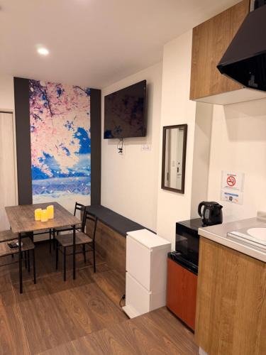 Nishinari Hotel | 登福桜 動物園前駅4番出口徒歩1秒 通天閣5分 難波駅10分 大阪駅15分 関西空港直通 usj25分