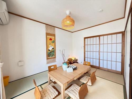 Hatsukaichi House | 禅 宮島 一棟貸し 最大6名 ダブルベット3台 2階建の1棟貸しホテル