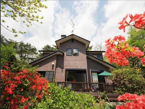 Yumoto House | 那須ハイランドパーク車10分! 暖炉のある森の別荘 ウッドデッキでバーベキューを楽しむ