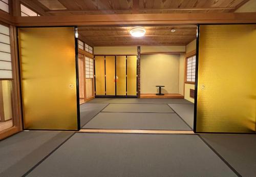 Nagahama House | 鈴籠長浜城 豊臣の間 - 布団4組 ソファーベッド1台 エキストラベッド4台 - 最大14名