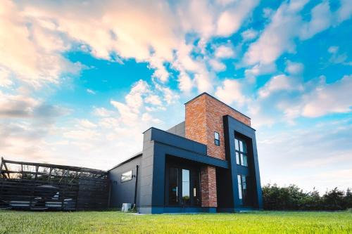 Shirako House | 1棟貸し別荘-最大10名-バレルサウナ-屋根付き屋外BBQ-ビリヤード-SUPサーフィン体験も 99base VILLA