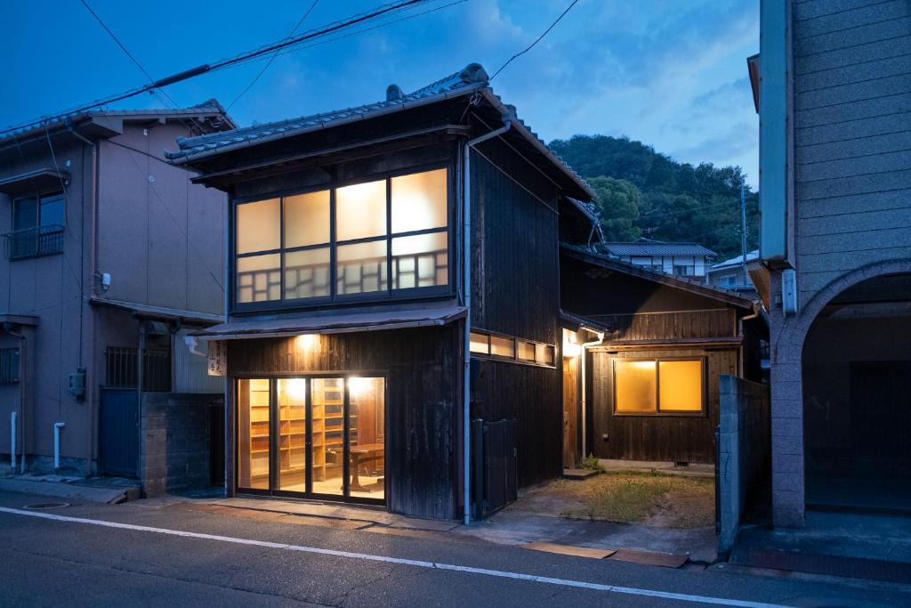 Uno Apartment | 2026 open 日々の宿 ほんや 宇野駅から車で3分 最大6名様 古民家一棟貸切