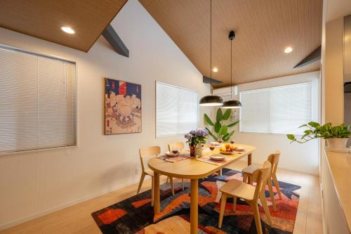 Kameari House | 4 Bedrooms Vacation house for 8, Limousine bus to Haneda Airport, Direct bus to Disney, Free Parking available, 5-minute walk to the station , 2 toilets, 70inch TV