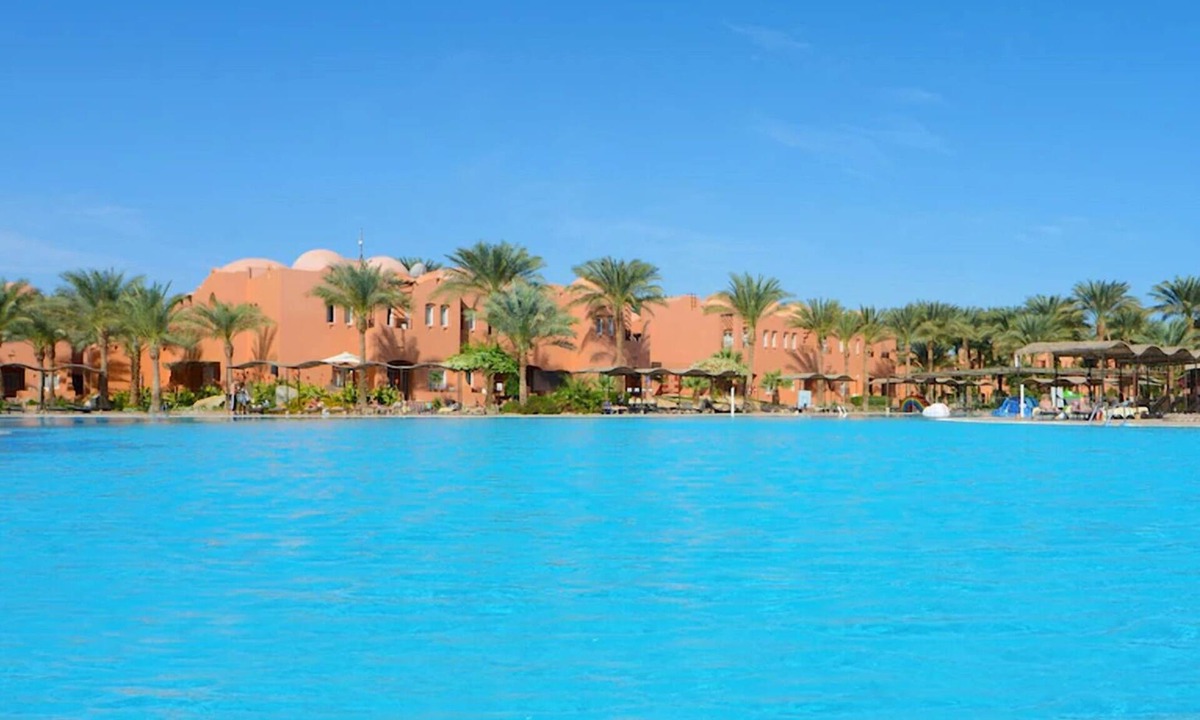 Makadi Bay Resort | 4 Tranquil Rooms with Balcony and Pool & Direct Access to Private Sandy Beach