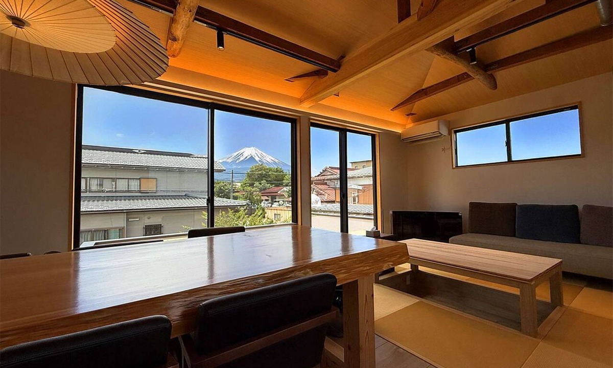 Shimo-yoshida Apartment | A Modern Japanese-Style Villa with a View of Mount Fuji Right Before Your Eyes | Includes a BBQ and Sauna, plus a Bath for 10 People | Accommodates up to 16 Guests