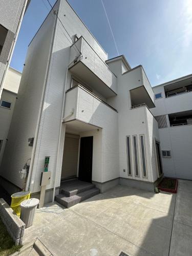 Naniwa Villa | ALL TRUST2馆临近心斋桥道頓堀难波直达梅田关西机场Usj全新独栋别墅四个卧室可住8人超大空间3卫2浴厨房设施齐全电视冰箱洗衣机空调配置齐全免费停车4分钟步行至今宫站