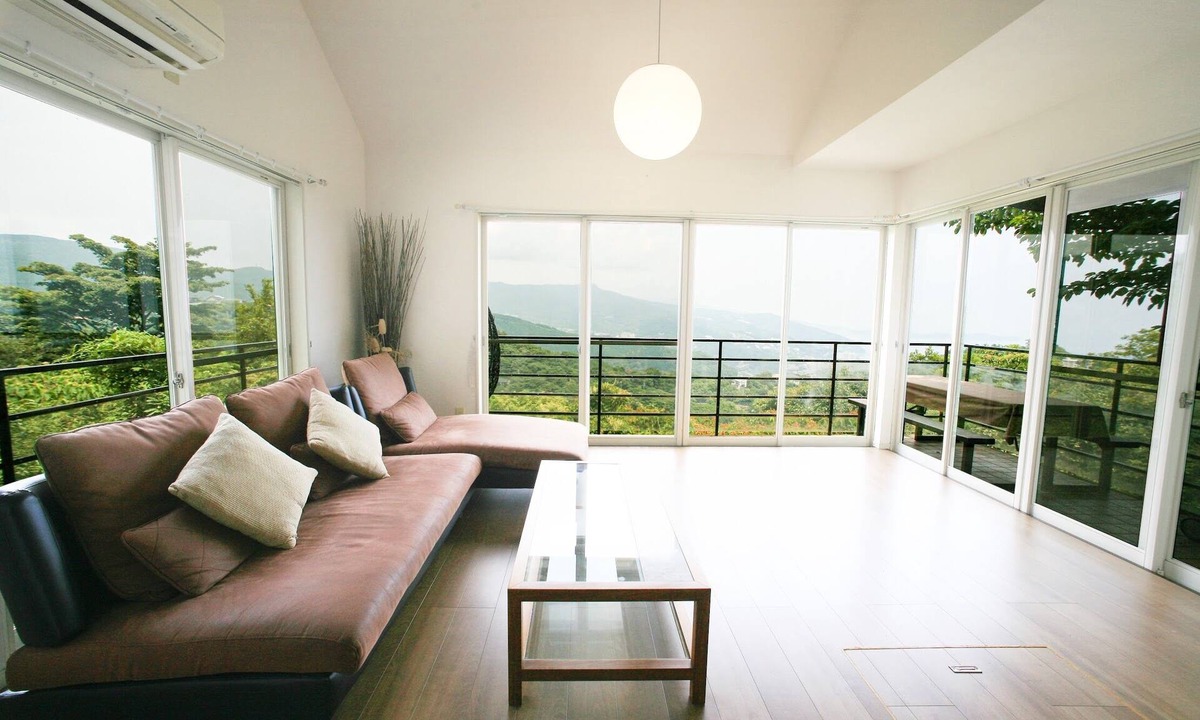 Atami House | Atami is a popular tourist destination close to central Tokyo. Atatanchi is a rental villa with a vaulted ceiling and a great view. Please enjoy your time with your family and friends.