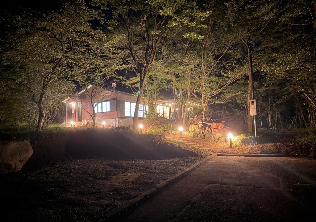 Nasu House | BBQ屋根付き大型ウッドデッキ川のせせらぎを聴きながら贅沢時間ペット同伴OK森と音に癒されるコテージ Rill