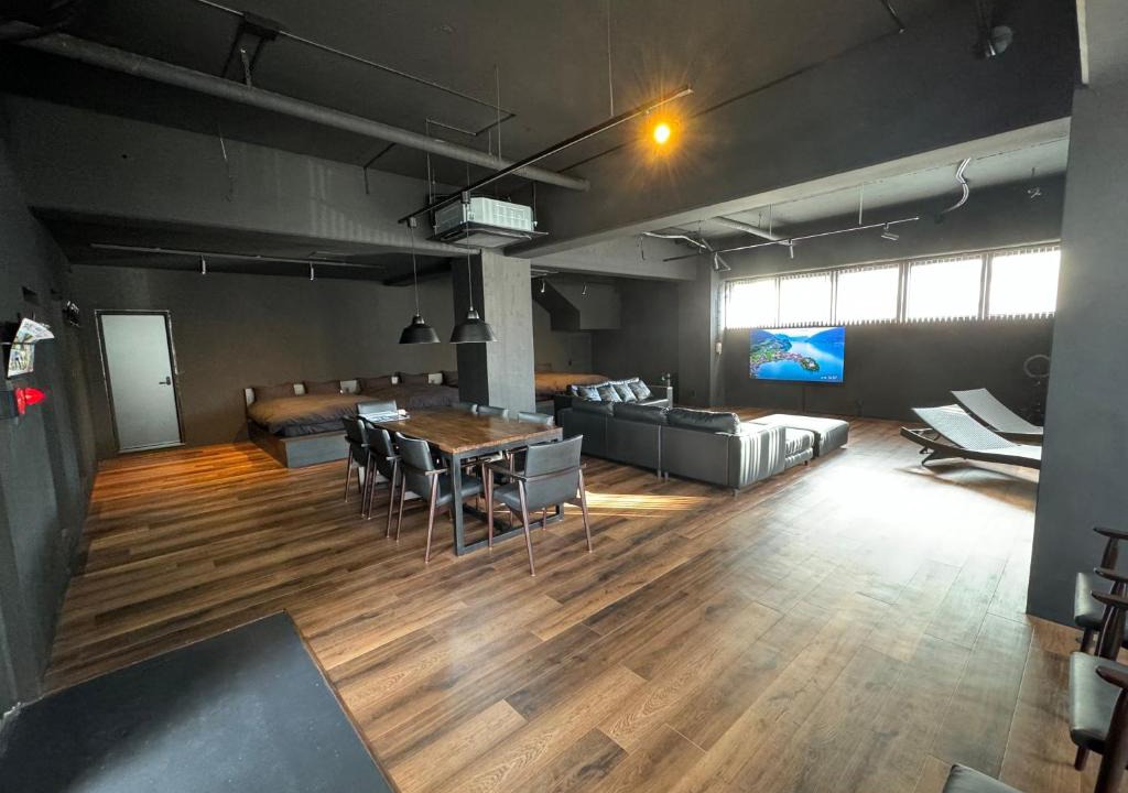 Maejima Apartment | Black Villa Naha 最大8名宿泊可 136平米 美栄橋駅 徒歩1分 国際通り 徒歩7分