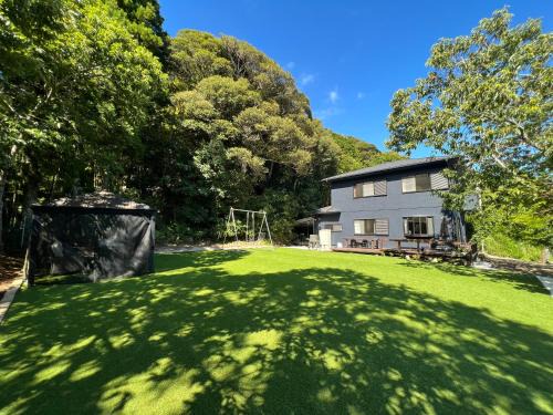 Katsuura House | BlueFlow KATSUURA 森の中の庭付き一棟貸し BBQ 焚火 星空シネマ