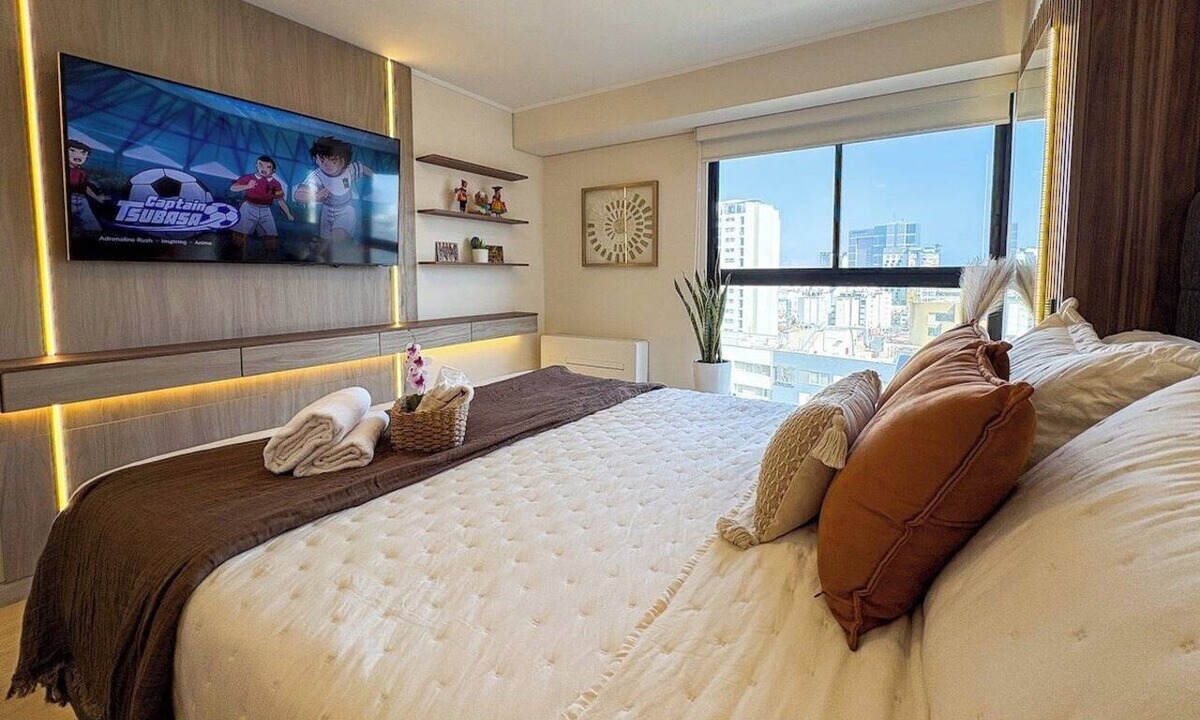 Leuro Apartment | Designer Retreat with Balcony & Stunning City View