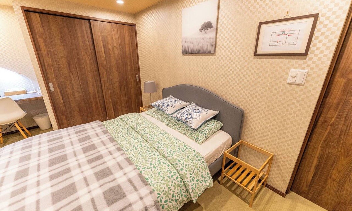 Nishinari House | Direct from Kansai Airport | 8-minute walk from Tenka-chaya Station | Quiet 40-square-meter private rental | Accommodates up to 2 guests | Convenient access to Namba, Shinsaibashi, and Umeda | Includes a bathtub and kitchen