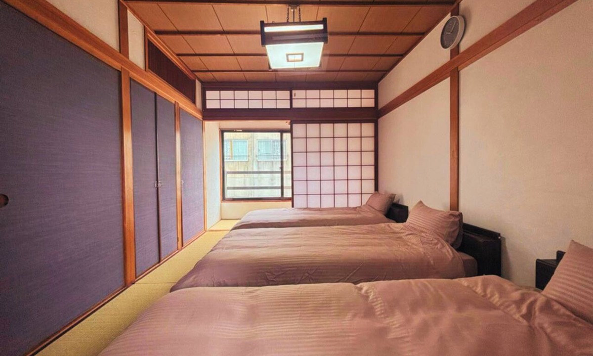 Takamatsu House | Downtown Takamatsu: Top floor of a building in the entertainment district where groups can party all night long. 168 square meters, entire building available for private rental. Mahjong, karaoke, darts, rooftop terrace. Accommodates up to 10 people.