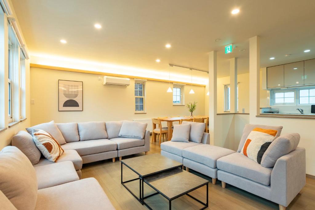 Shiroishi Apartment | F's Villa Sapporo フルリフォーム 駐車場完備 寝室4部屋 UB WC各階完備