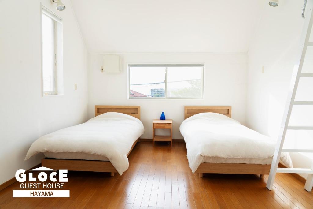 Hayama Apartment | GLOCE葉山サンセットハウスMORITO l バルコニーから葉山の海と町を一望 小型犬玄関と庭のみアクセス可