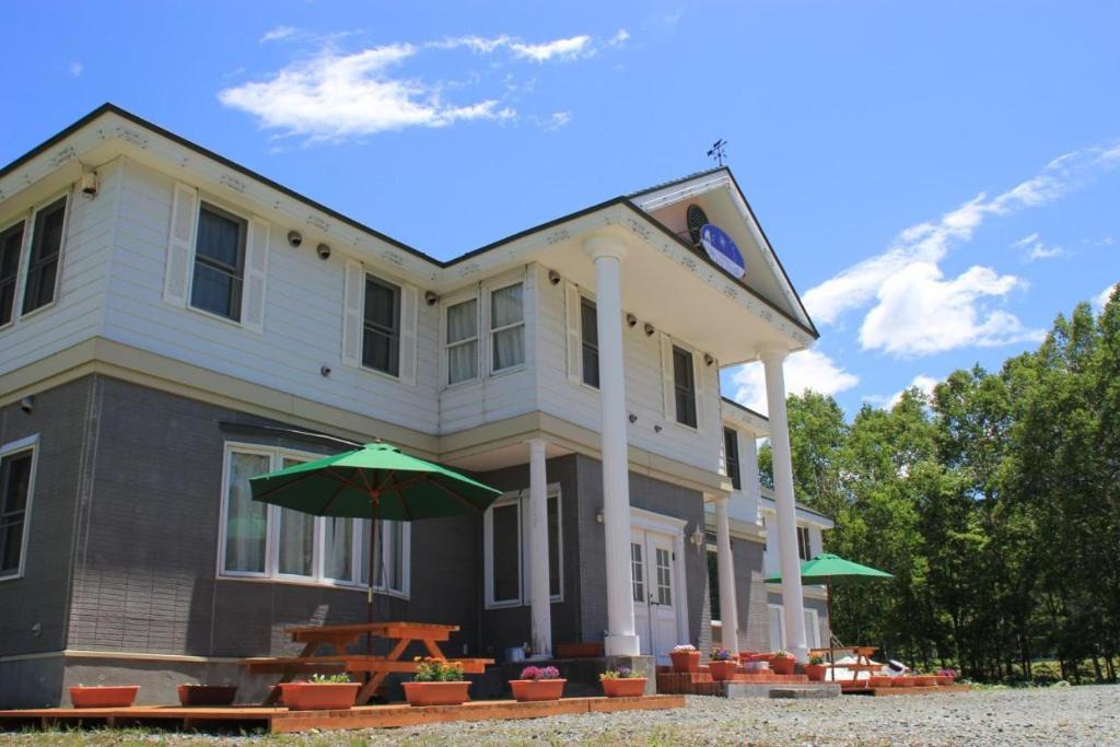 Tomamu House | guesthouse WhiteHouse which free shuttle service available in winter 冬の無料送迎有