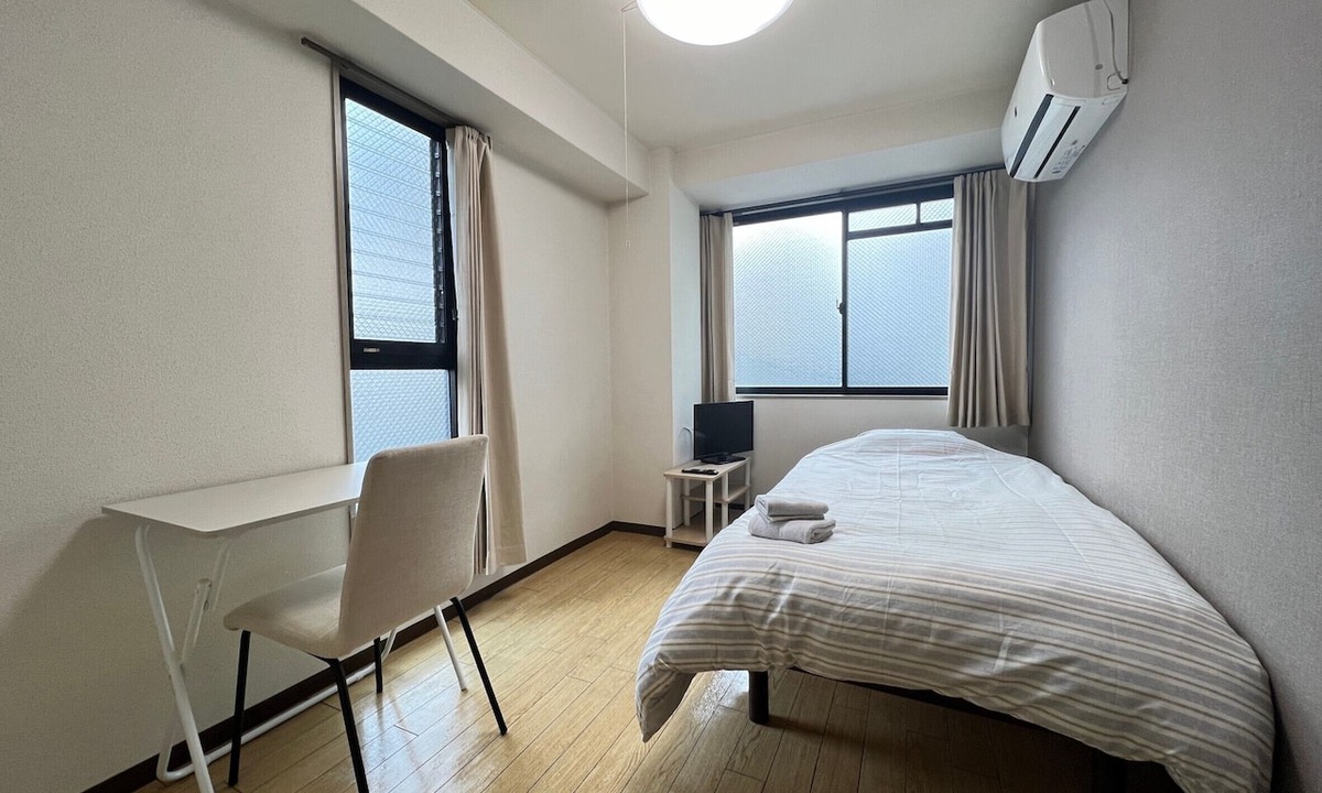 Karasuma Apartment | [Kyoto City Center] Free Wi-Fi and Automatic Door Locks! An affordable stay in Kyoto, featuring a comfortable corner room on a higher floor. It also offers easy access to Kiyomizu-dera, Kinkaku-ji, Ginkaku-ji, and other attractions.