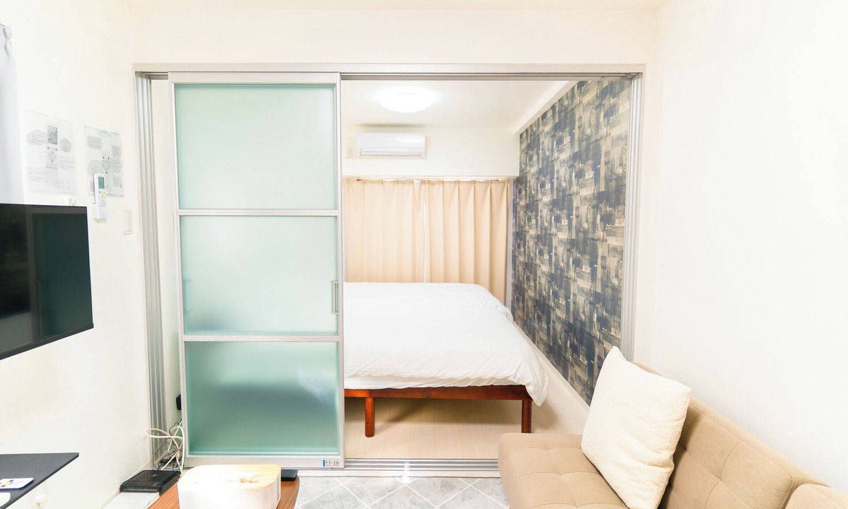 Shinsekai Apartment | Just outside of Namba! Tsutenkaku Tower can be seen from the corridor.