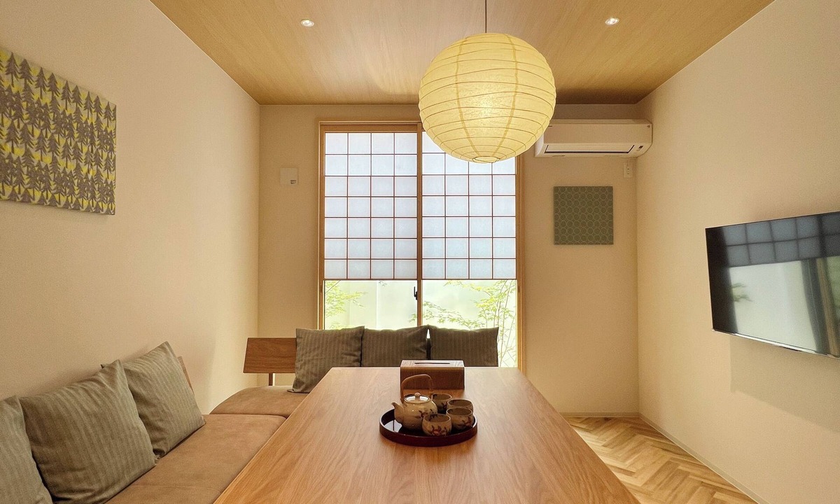 Higashiyama House | KawaKawa 2-minute walk from Kiyomizu Gojo Station, Kyoto, near Kiyomizu Temple and Kamo River, accommodates up to 6 people, luggage storage available, modern Japanese-style villa, close to famous sightseeing spots, travel with family and friends