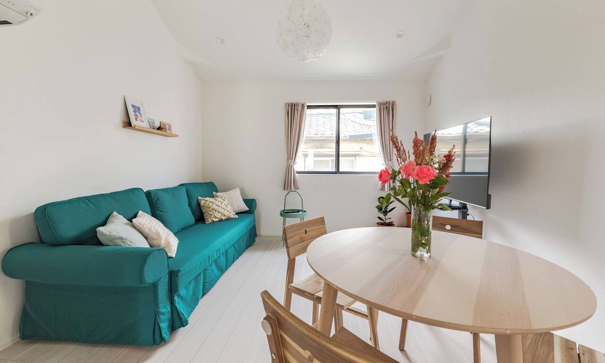 Sumida House | Located 650 meters from Tokyo Skytree, with direct access from Narita and Haneda Airports. A two-story single-family home that accommodates up to 7 guests. A 4-minute walk from the nearest station.