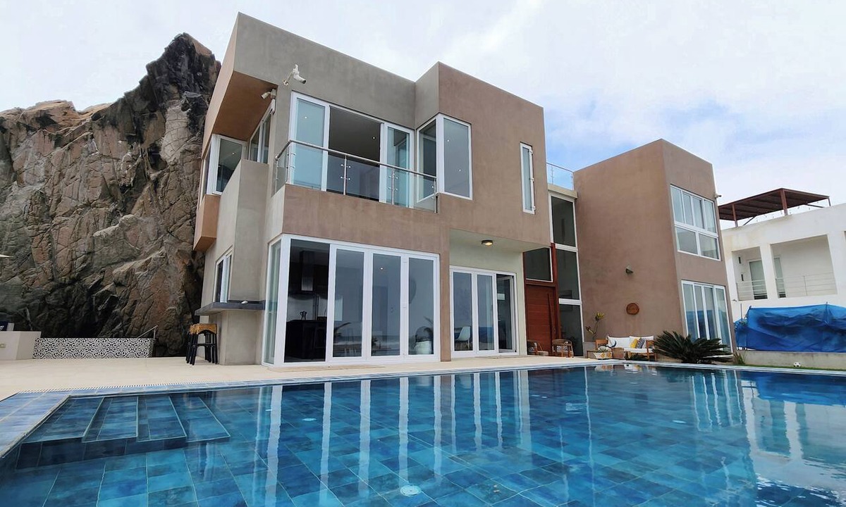 Cerro Azul House | Luxury beachfront home in Cerro Azul: pool, garden & 6.5 baths