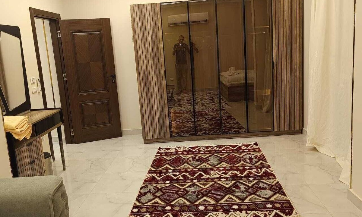 Kafrat al Jabal Apartment | Marvelous 4-bedroom apartment with AC near the pyramids in Giza