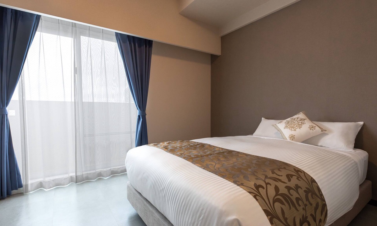 Chatan Hotel | Mr.KINJO in GRAND BLUE CHATAN