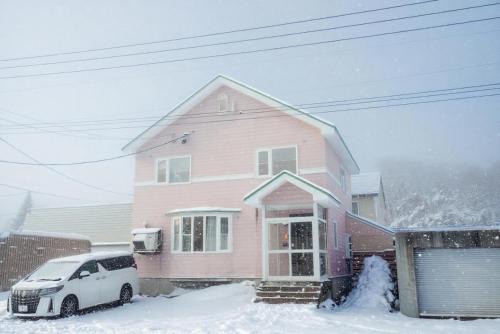 Kutchan Ski Chalet | Niseko Pink house