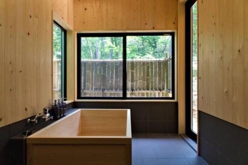 Shikanosato Onsen Ski Chalet | Noto cottage Hinoki no ie - Onsen in a cypress bathtub