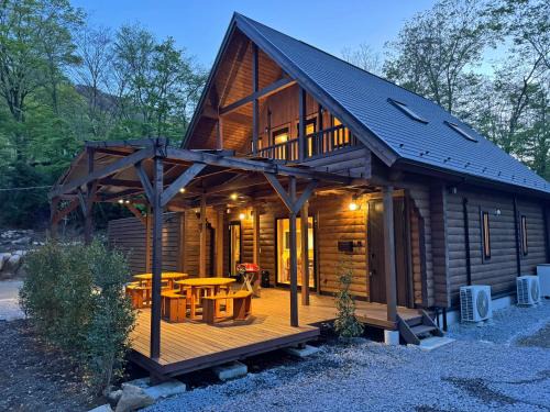 Hakone Villa | P's Wood 箱根仙石原 ー温泉大浴場 露天風呂 サウナ 屋根付BBQを満喫ー