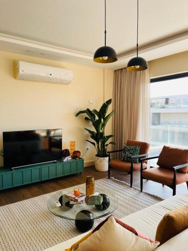 New Cairo Apartment | Penthouse w/Private Rooftop Pool & Lake Views