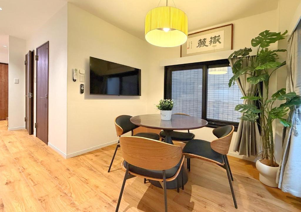 Iriya Apartment | ROKU GRKU2 Newly Renovated Japanese-Modern Duplex, 3 Bedrooms, 2 King Beds and 3 Single Beds, 2 Showers and 2 Toilets, 5 Min to Iriya, Sleeps 7hs
