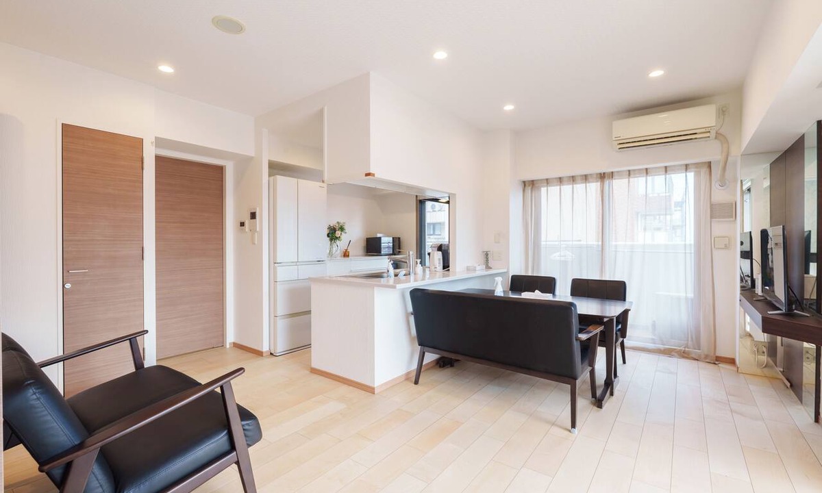 Dotonbori Apartment | SERENE | Kuromon · 1002 | 80 ㎡ · 3BR | Family Suite · Sleeps 8 | 1 min from Nipponbashi