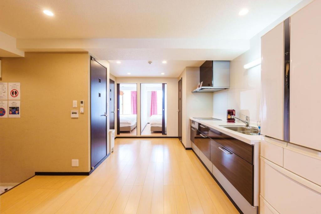 Namba Apartment | Starlight 702 - 3-Bedroom Family Suite - 2-Min Walk to Kuromon Market - Near Dotonbori & Glico Sign