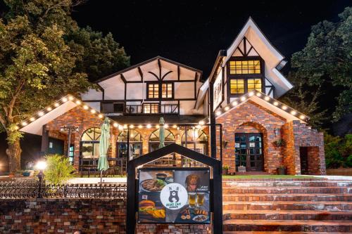 Echo Land Hotel | The Bears Lodge